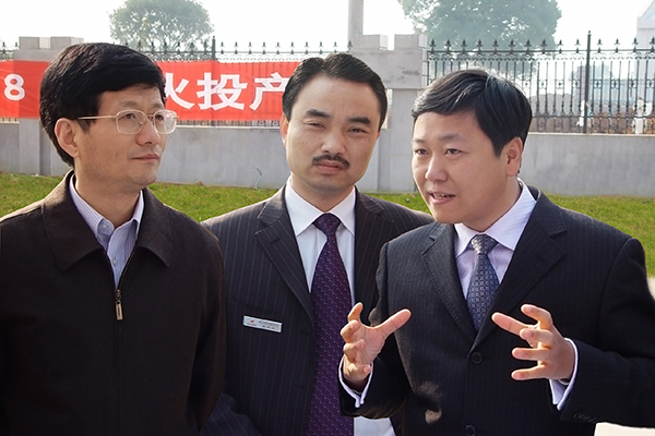 2004年12月，时任江西省委书记孟建柱（左一）视察高安利记sbobetAPP官网，指示加快项目建设，为江西水泥行业结构调整作出贡献