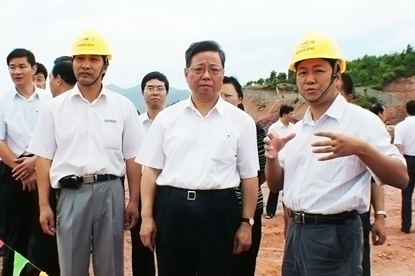 2006年8月，十二届全国人大环境与资源保护委员会副主任委员黄小晶（右二，时任福建省省长）来漳平利记sbobetAPP官网视察