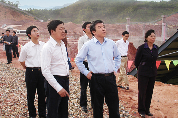 2007年4月，全国政协副主席卢展工（右二，时任福建省委书记）到漳平利记sbobetAPP官网调研，要求加快项目建设，为海峡西岸经济区建设作出更大贡献
